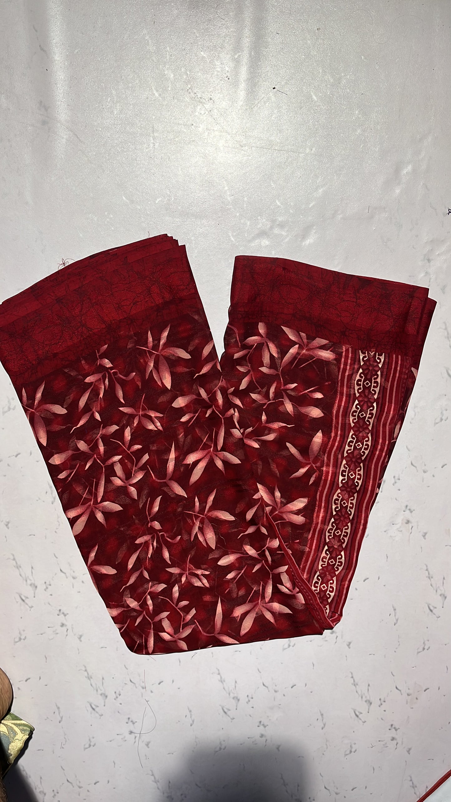 “Elegant Maroon Printed Saree with Leaf Pattern and Stylish Border”