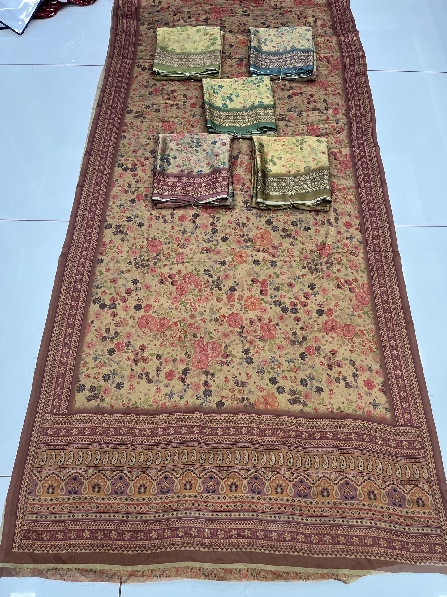 .	“Khushbu Sarees प्रस्तुत करता है – पारंपरिक डिज़ाइनों और मॉडर्न ग्रेस से सजी एलीगेंट साड़ी कलेक्शन”